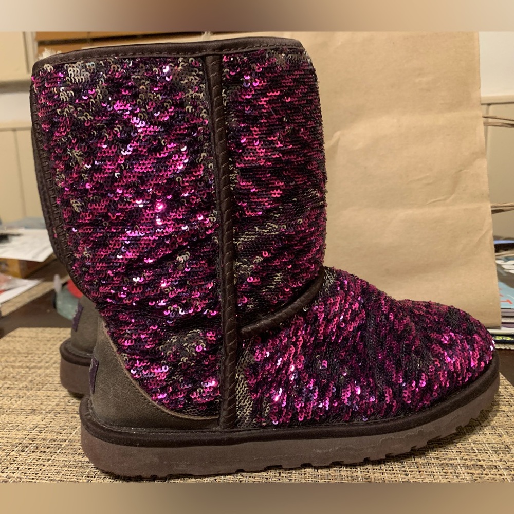 UGG’s RARE “LIMITED EDITION” 2-TONE REVERSIBLE PURPLE/SILVER SEQUIN BOOTS size 8 - Picture 2 of 9